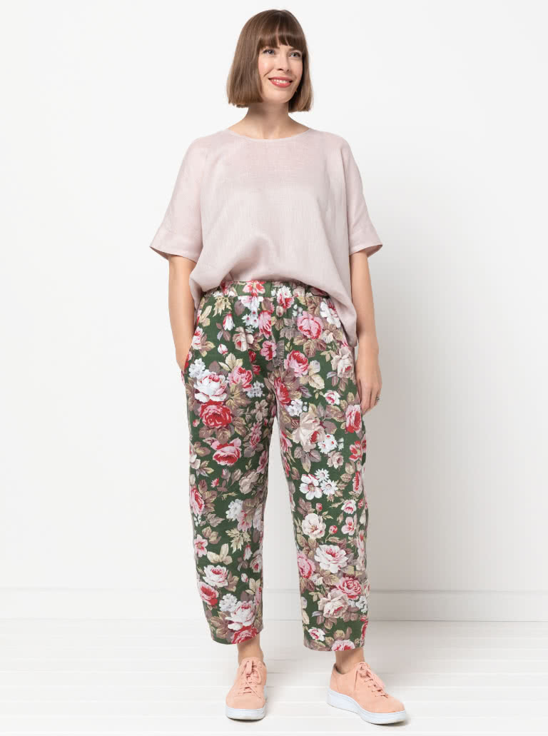 Bob Woven Pant By Style Arc - This is a balloon shaped pant with an elastic waistband and in seam pockets.