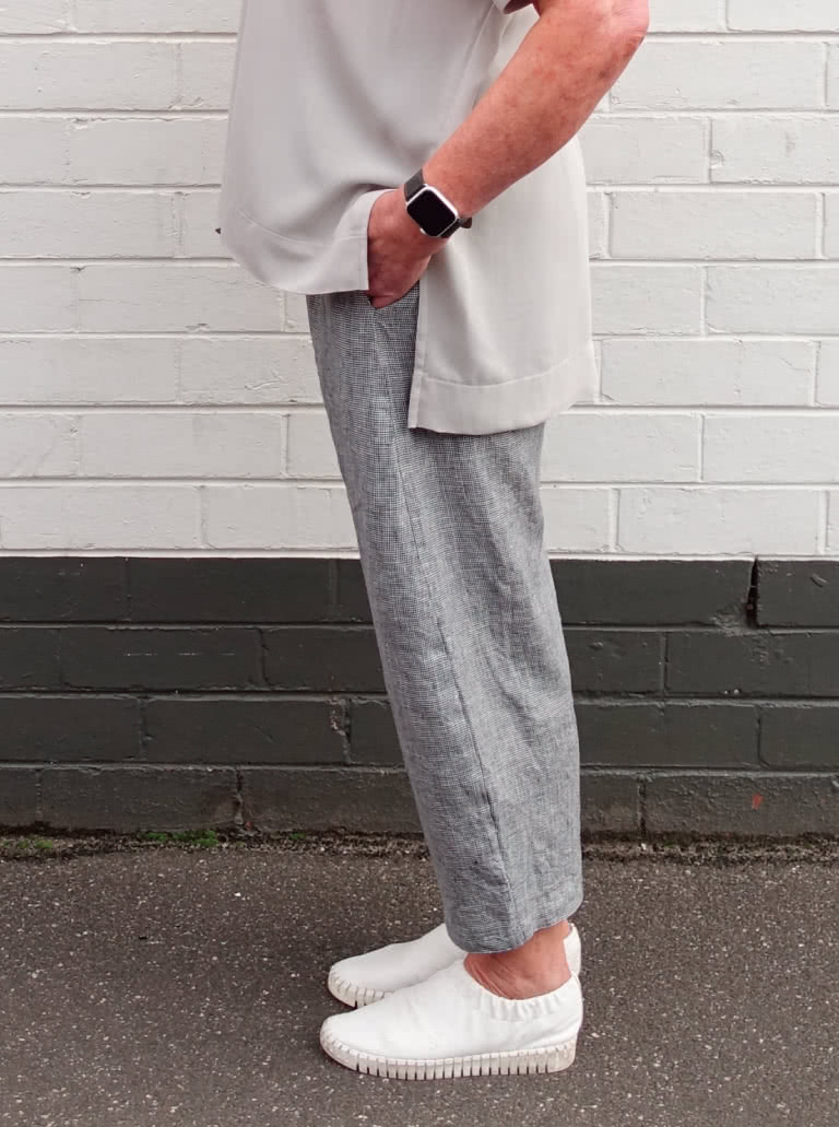 Bob Woven Pant By Style Arc - This is a balloon shaped pant with an elastic waistband and in seam pockets.