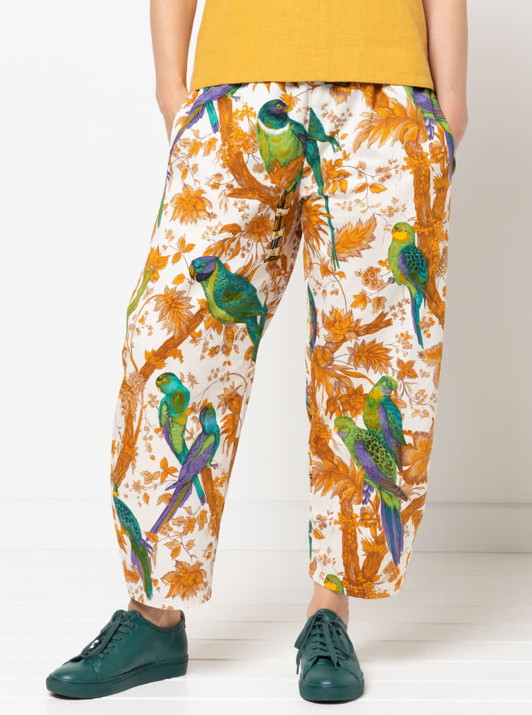 Bob Woven Pant By Style Arc - This is a balloon shaped pant with an elastic waistband and in seam pockets.
