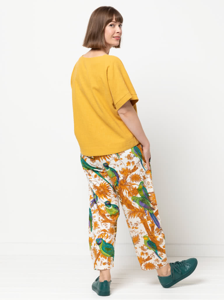 Bob Woven Pant By Style Arc - This is a balloon shaped pant with an elastic waistband and in seam pockets.