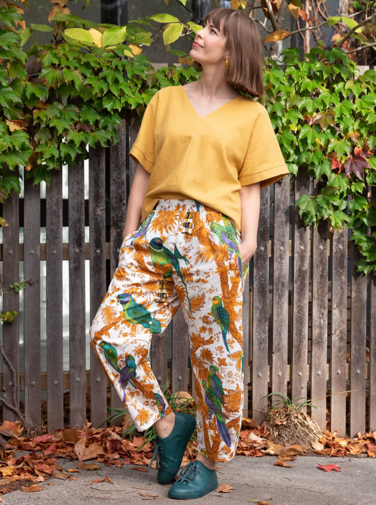 Bob Woven Pant By Style Arc - This is a balloon shaped pant with an elastic waistband and in seam pockets.