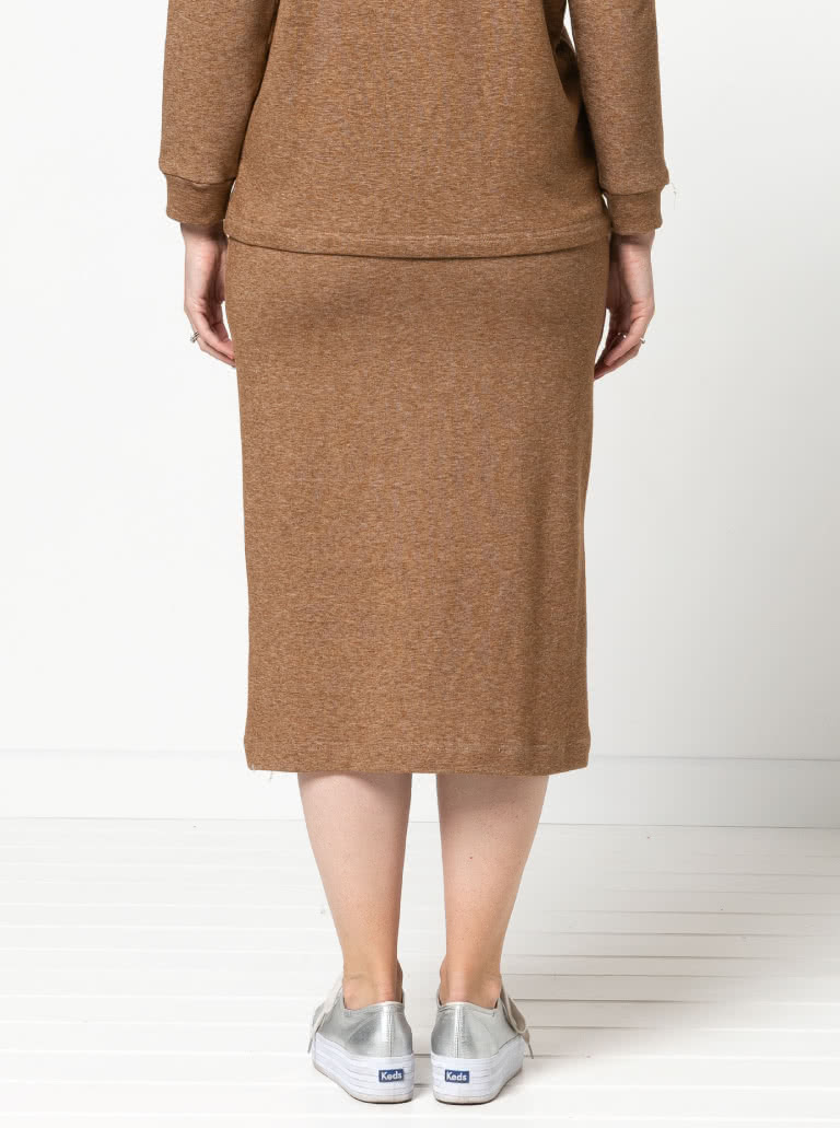 Yoyo Knit Skirt By Style Arc - Pull on pencil skirt with elastic waist.